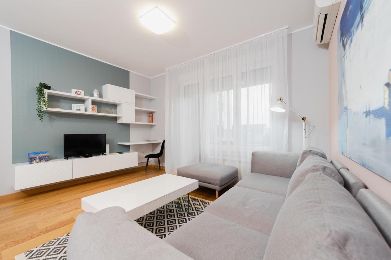 Modern Living In Centre - Private Parking *