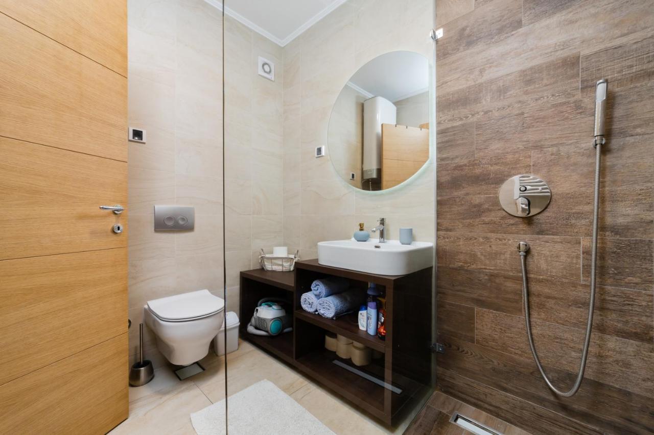 Apartment Modern Living In Centre - Private Parking *