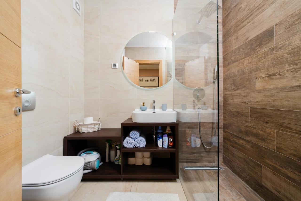 Modern Living In Centre - Private Parking Novi Sad