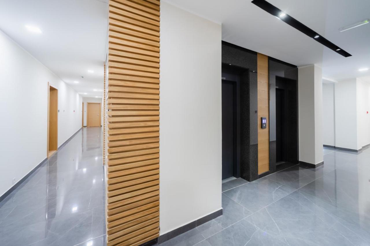 Modern Living In Centre - Private Parking Apartment