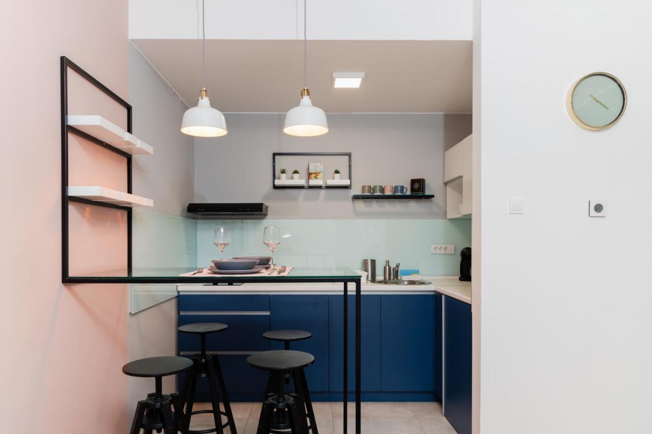 Modern Living In Centre - Private Parking Apartment