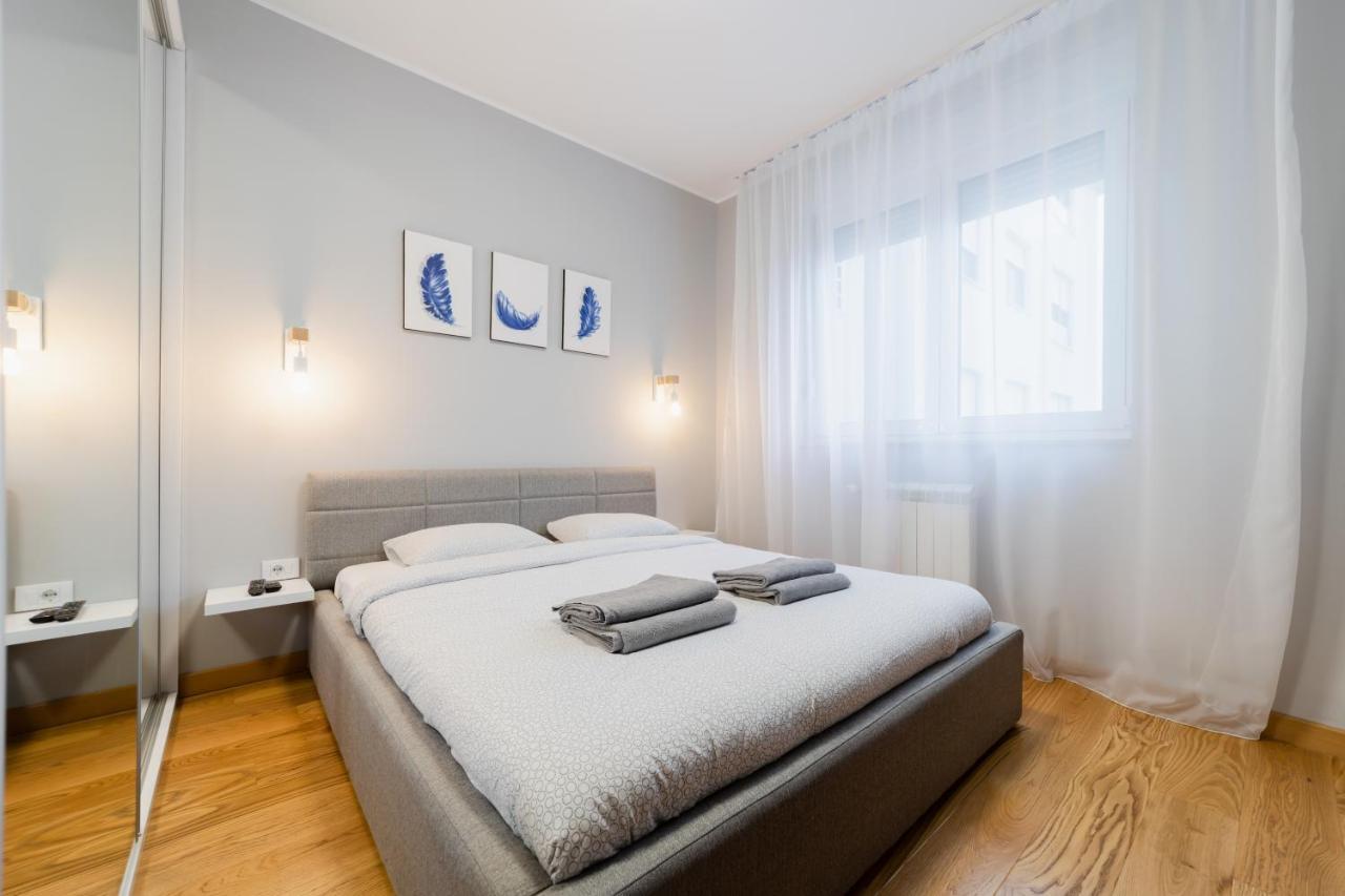 Modern Living In Centre - Private Parking